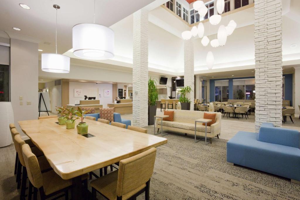 ein Esszimmer mit einem Tisch und blauen Stühlen in der Unterkunft Hilton Garden Inn Minneapolis Eagan in Eagan