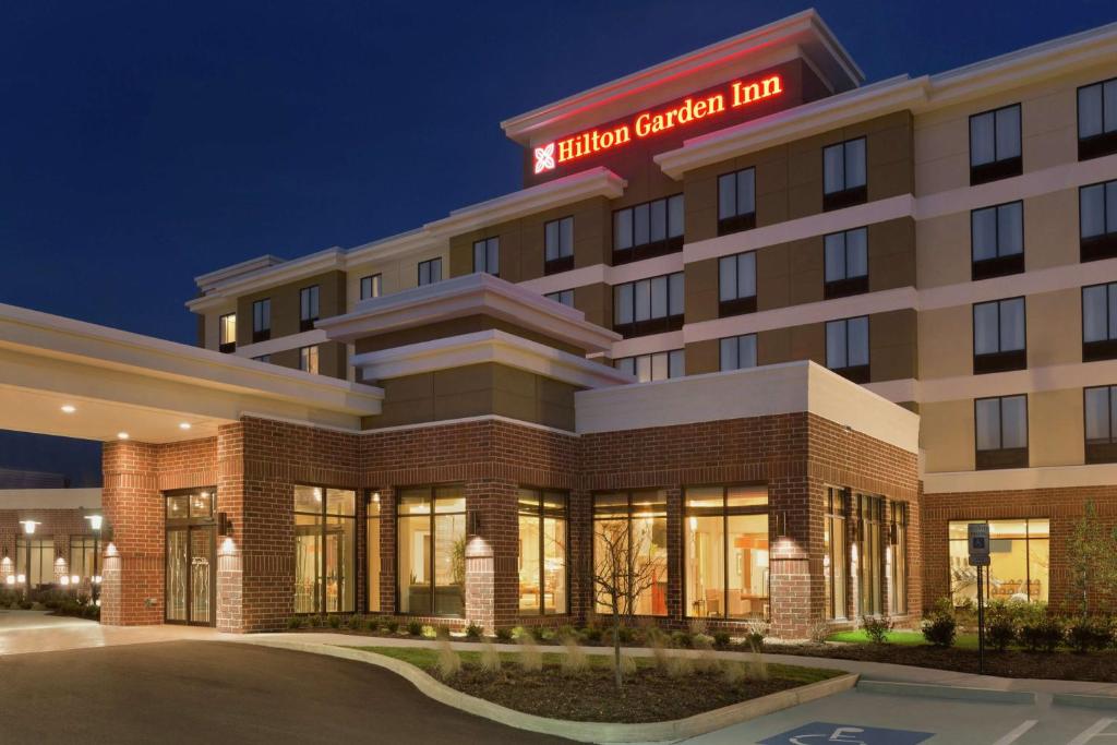 a rendering of the hotel courtyard inn at Hilton Garden Inn Pittsburgh Airport South-Robinson Mall in Robinson Township