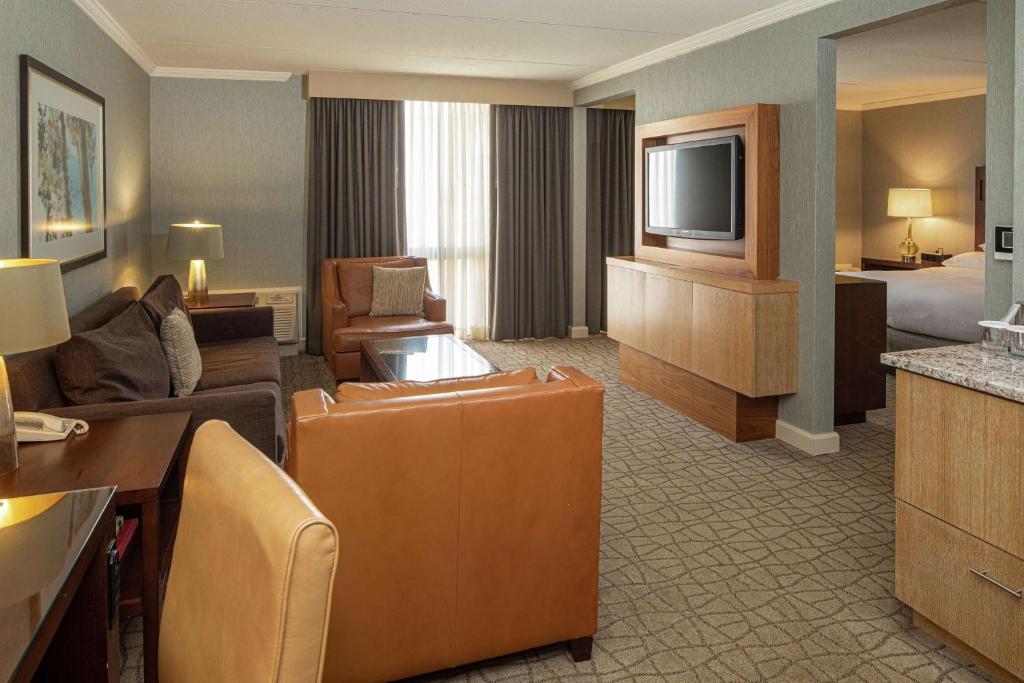 a hotel room with a bed and a television at DoubleTree by Hilton Pittsburgh-Green Tree in Pittsburgh