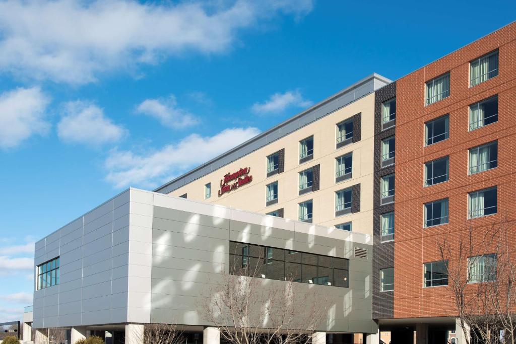 rysunek przedniej części budynku szpitala w obiekcie Hampton Inn & Suites Grand Rapids Downtown w mieście Grand Rapids