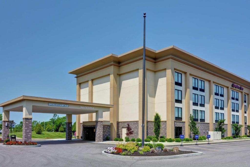 a rendering of the front of a hotel at Hampton Inn Cincinnati Airport South in Florence