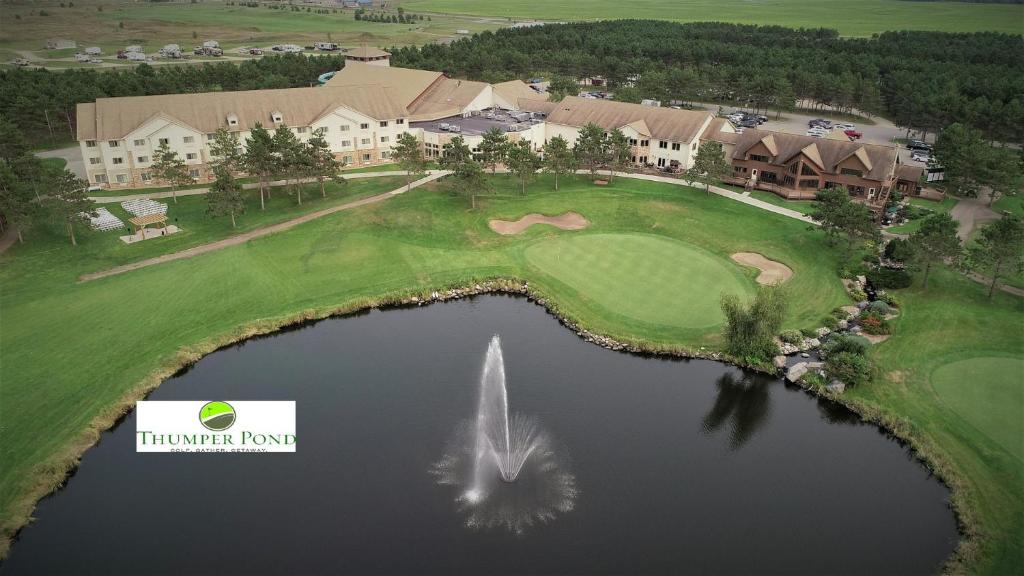 une vue aérienne du parcours de golf de l'auberge au bord du lac dans l'établissement Thumper Pond Resort, à Ottertail