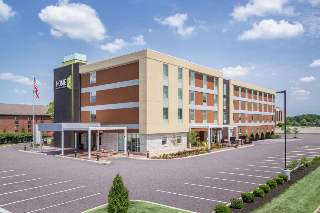 una representación de un edificio de hospital con un estacionamiento en Home 2 Suites By Hilton Indianapolis Northwest, en Indianápolis