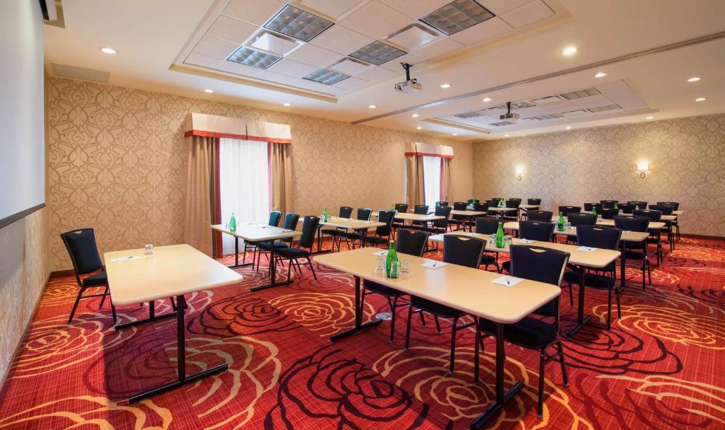 Homewood Suites by Hilton Winnipeg Airport - Polo Park - Resim 38