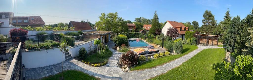 een luchtzicht op een achtertuin met een zwembad bij DobrýBydlo in Dolní Věstonice