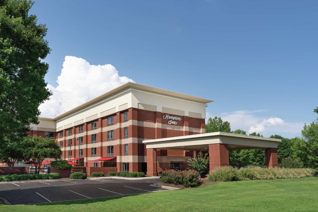 een weergave van een hotelgebouw met een parkeerplaats bij Hampton Inn Atlanta-Stone Mountain in Stone Mountain