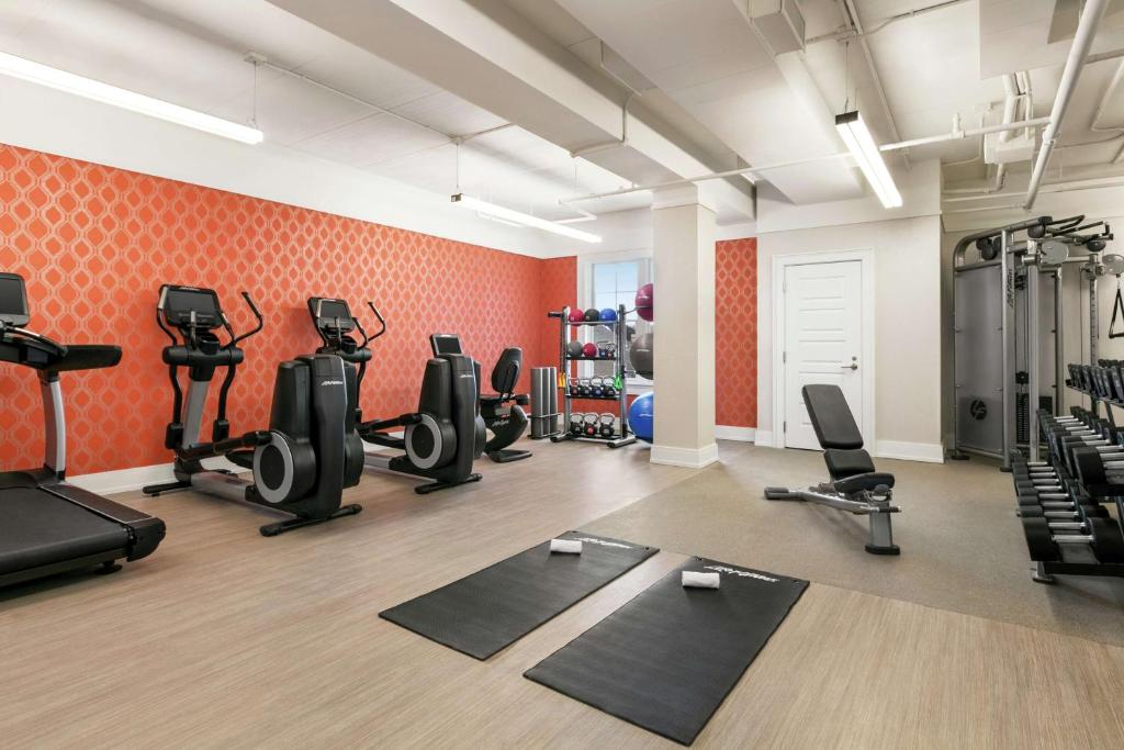 Fitness centrum a/nebo fitness zařízení v ubytování The Harpeth Franklin Downtown, Curio Collection by Hilton
