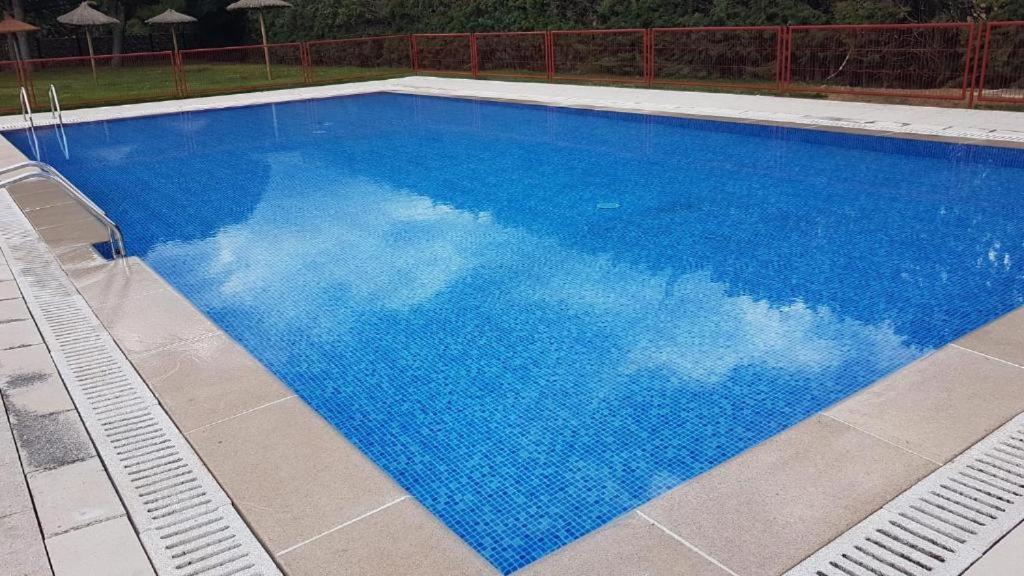 Bazén v ubytovaní Junior Suites con Jacuzzi alebo v jeho blízkosti