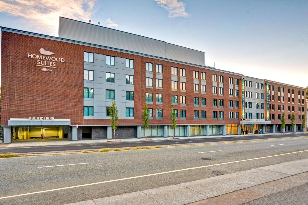 un grand bâtiment en briques sur le côté d'une rue dans l'établissement Homewood Suites by Hilton Boston Brookline-Longwood Medical, à Brookline