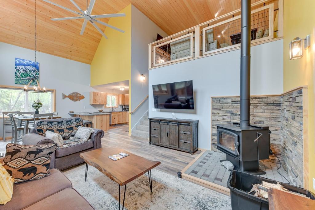 Soldotna Home with 2 Living Areas and Spacious Porch, Soldotna