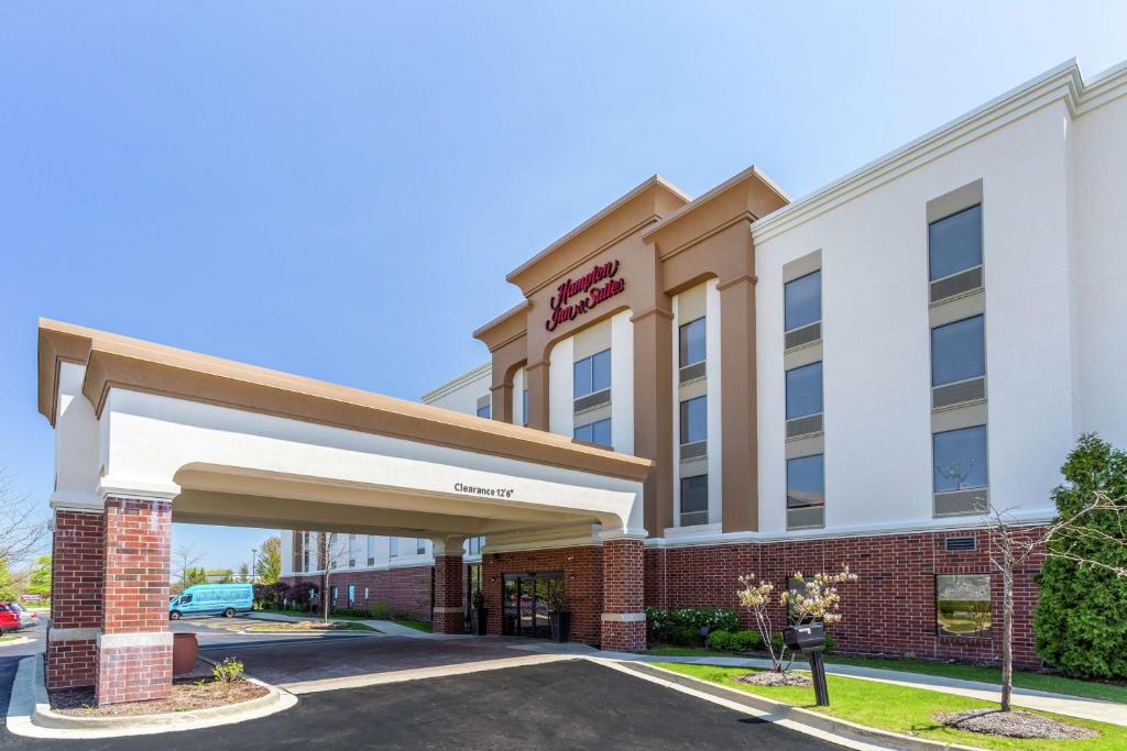 a rendering of the front of a hotel at Hampton Inn & Suites Chicago - Libertyville in Libertyville