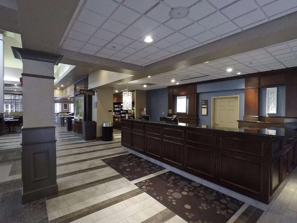 un vestíbulo con una zona de espera en un hospital en Hilton Garden Inn West Des Moines, en West Des Moines