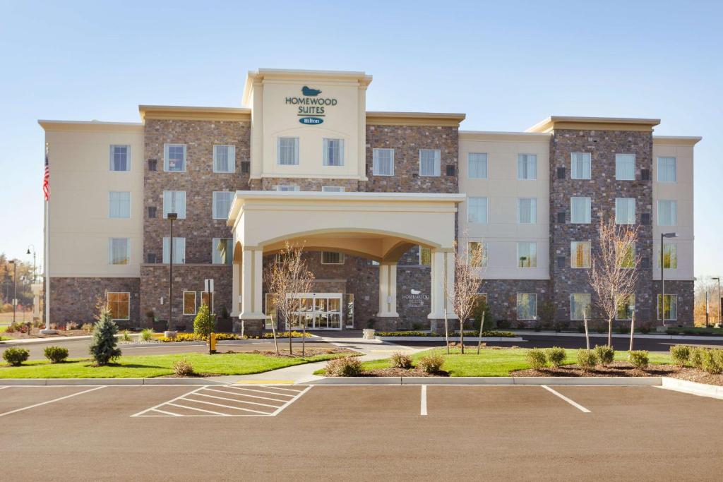 una representación de la parte delantera de un hotel con aparcamiento en Homewood Suites by Hilton Frederick en Frederick