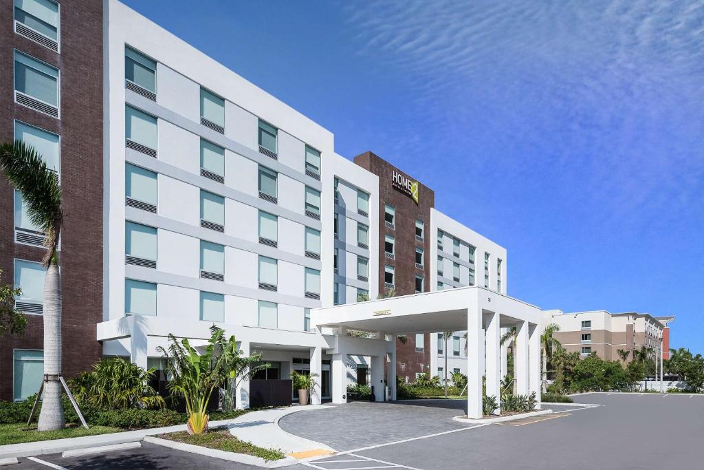 rysunek hotelu z białym budynkiem w obiekcie Home2 Suites By Hilton Ft. Lauderdale Airport-Cruise Port w mieście Dania Beach