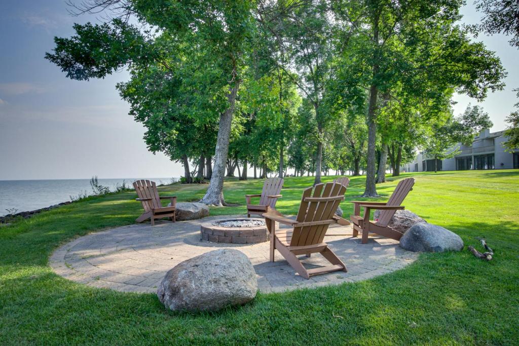 Villa Onamia Waterfront Vacation Rental with Pool Access!, USA