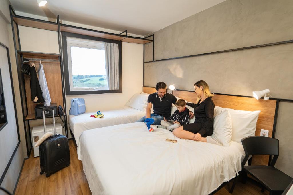 Postel nebo postele na pokoji v ubytování ibis Guarapuava