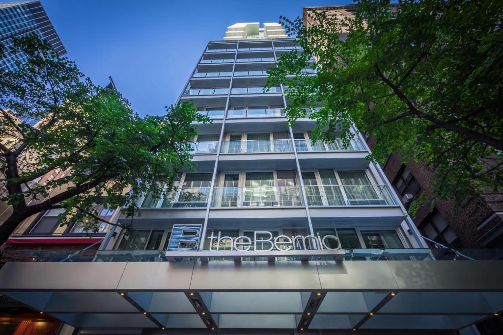 un edificio alto con un signo de harrod en él en The Bernic Hotel New York City,Tapestry Collection by Hilton en Nueva York