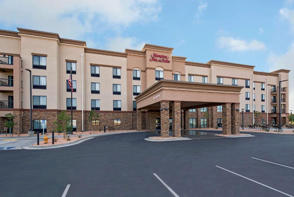 uma prestação de um hotel com estacionamento em Hampton Inn & Suites Page - Lake Powell em Page