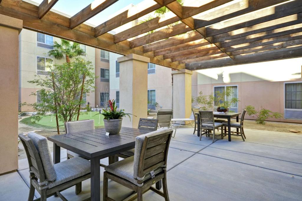 Patio nebo venkovní prostory v ubytování Homewood Suites by Hilton Palm Desert