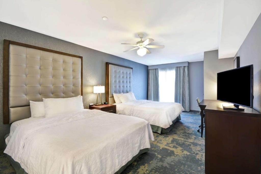 Postel nebo postele na pokoji v ubytování Homewood Suites by Hilton Palm Desert
