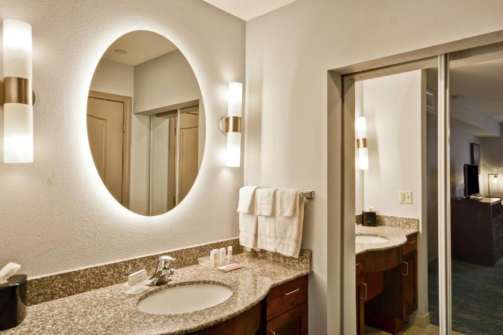 Koupelna v ubytování Homewood Suites by Hilton Palm Desert