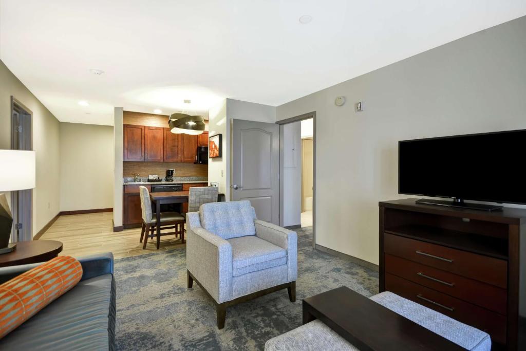 TV a/nebo společenská místnost v ubytování Homewood Suites by Hilton Palm Desert