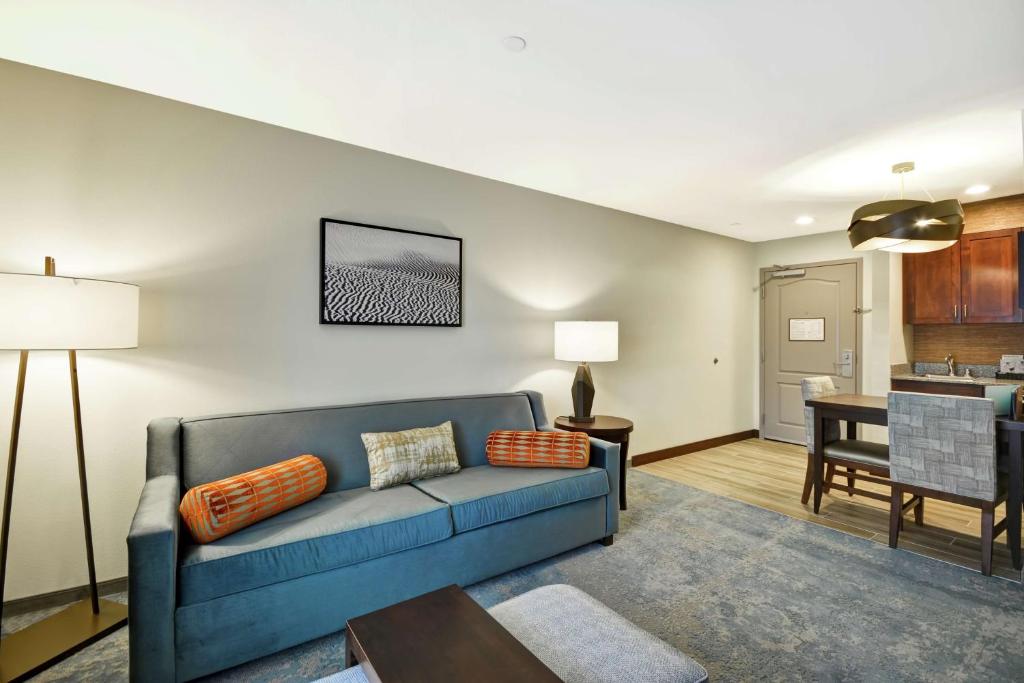 Posezení v ubytování Homewood Suites by Hilton Palm Desert