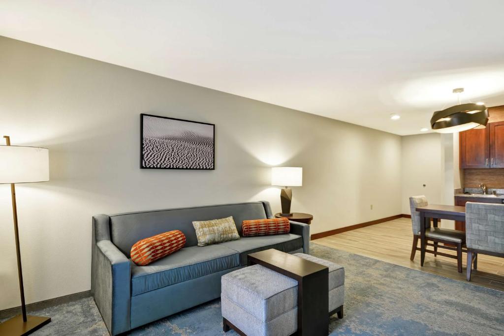 Posezení v ubytování Homewood Suites by Hilton Palm Desert