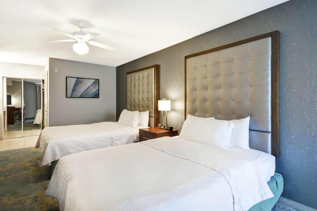 Postel nebo postele na pokoji v ubytování Homewood Suites by Hilton Palm Desert