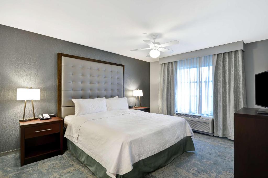 Postel nebo postele na pokoji v ubytování Homewood Suites by Hilton Palm Desert