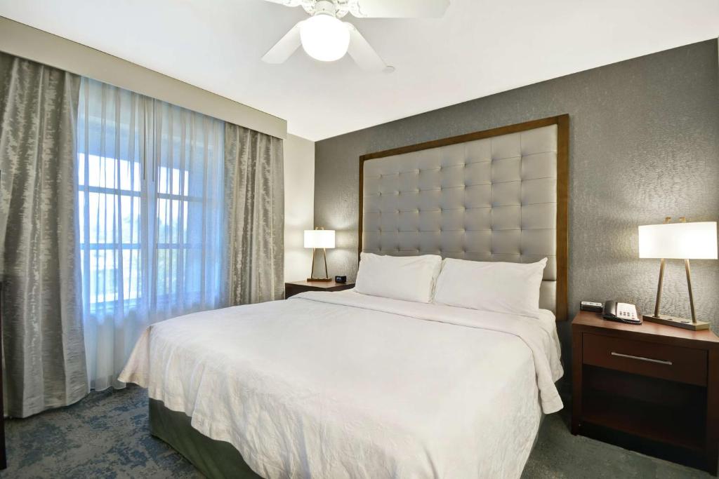 Postel nebo postele na pokoji v ubytování Homewood Suites by Hilton Palm Desert