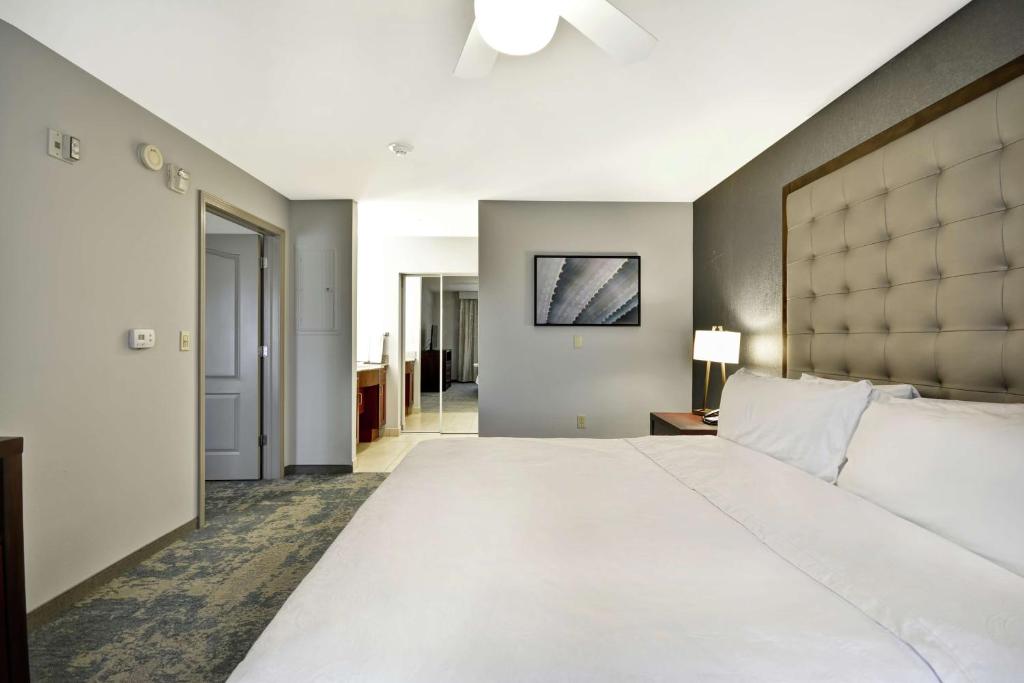 Postel nebo postele na pokoji v ubytování Homewood Suites by Hilton Palm Desert