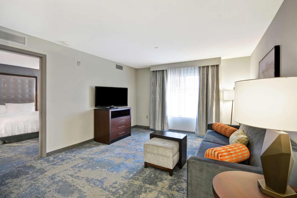 TV a/nebo společenská místnost v ubytování Homewood Suites by Hilton Palm Desert