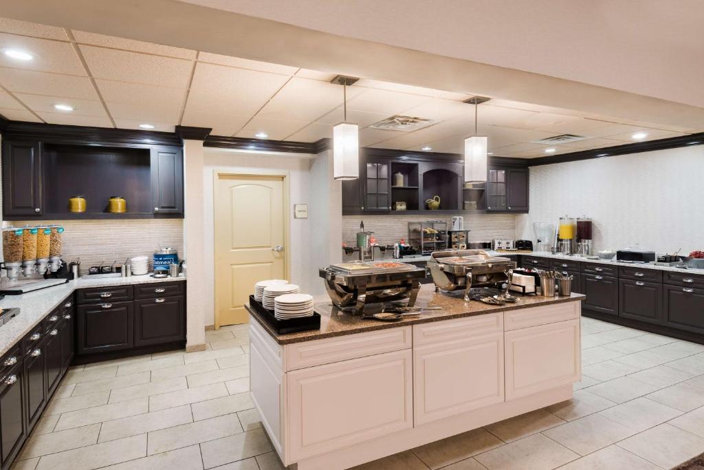 Kuchyň nebo kuchyňský kout v ubytování Homewood Suites by Hilton Princeton