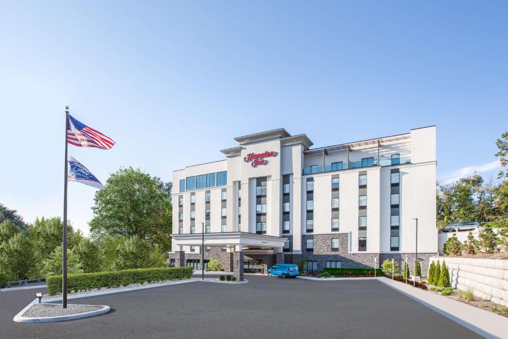 una imagen de un hotel con bandera americana en Hampton Inn Rochester Penfield, Ny en Penfield