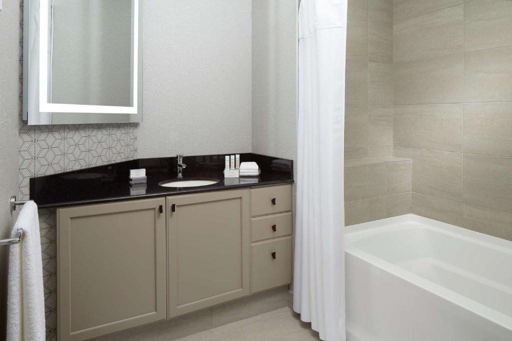 Koupelna v ubytování Homewood Suites by Hilton Mont-Tremblant Resort