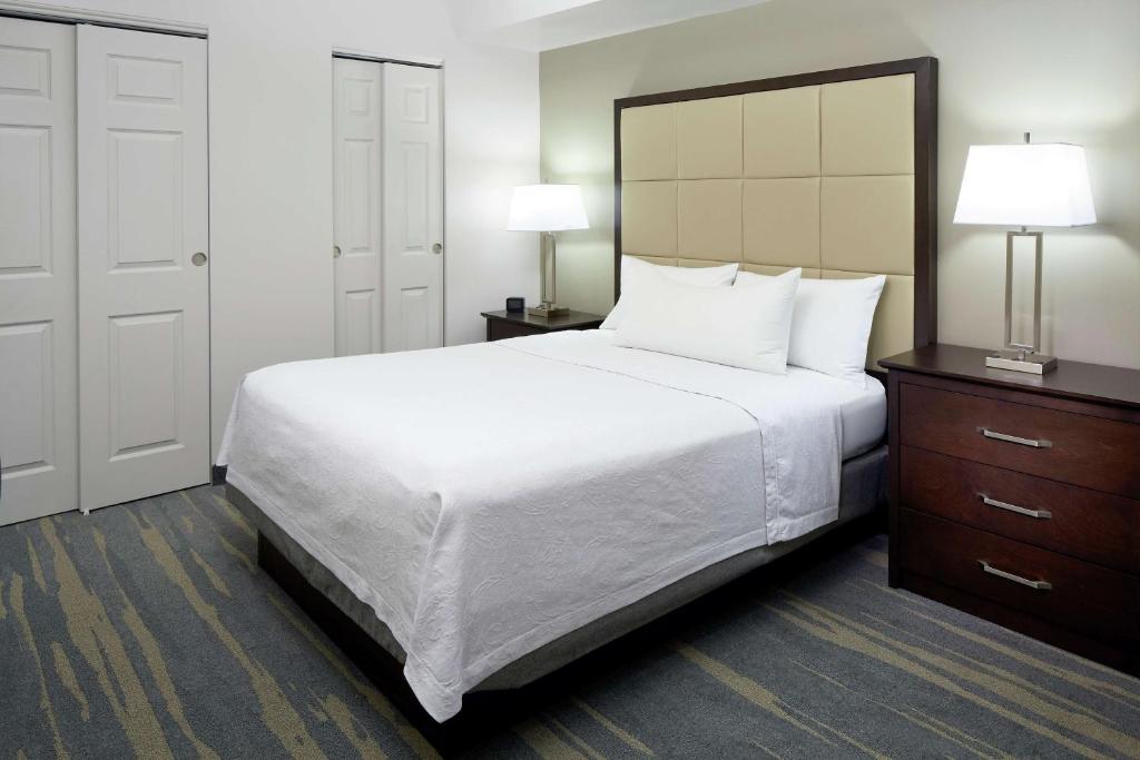 Postel nebo postele na pokoji v ubytování Homewood Suites by Hilton Mont-Tremblant Resort