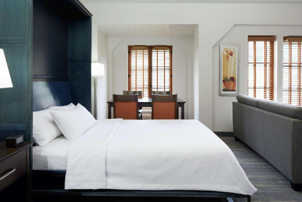 Postel nebo postele na pokoji v ubytování Homewood Suites by Hilton Mont-Tremblant Resort