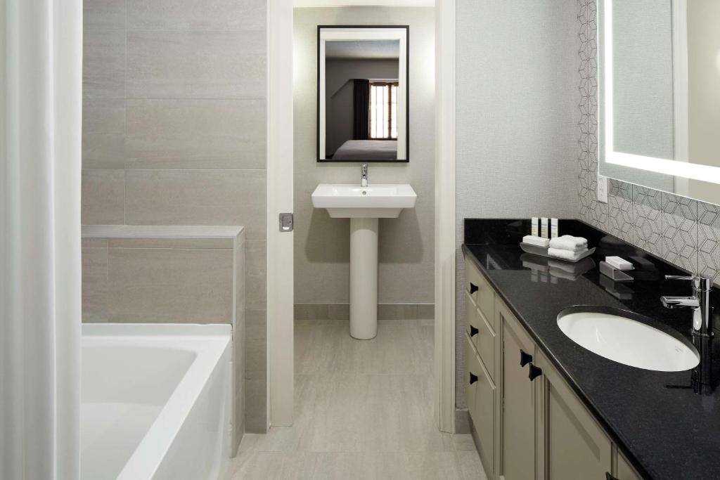 Koupelna v ubytování Homewood Suites by Hilton Mont-Tremblant Resort