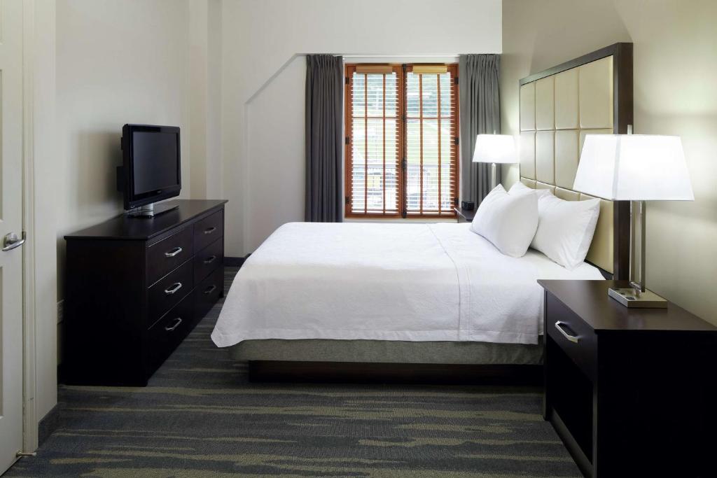 Postel nebo postele na pokoji v ubytování Homewood Suites by Hilton Mont-Tremblant Resort
