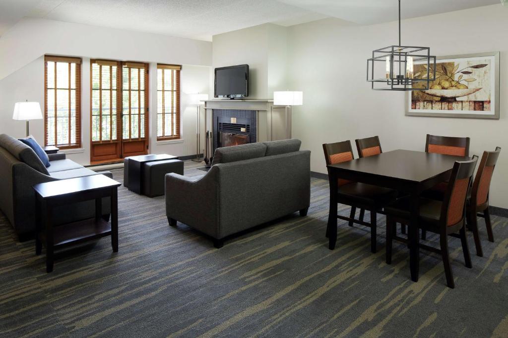 Posezení v ubytování Homewood Suites by Hilton Mont-Tremblant Resort