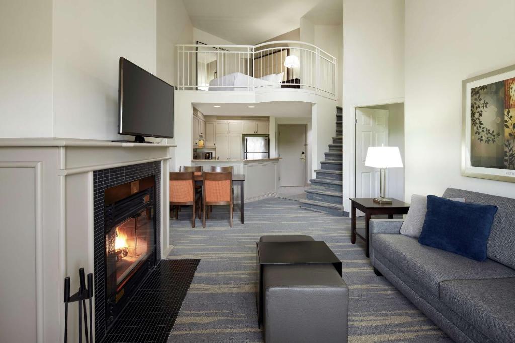 TV a/nebo společenská místnost v ubytování Homewood Suites by Hilton Mont-Tremblant Resort