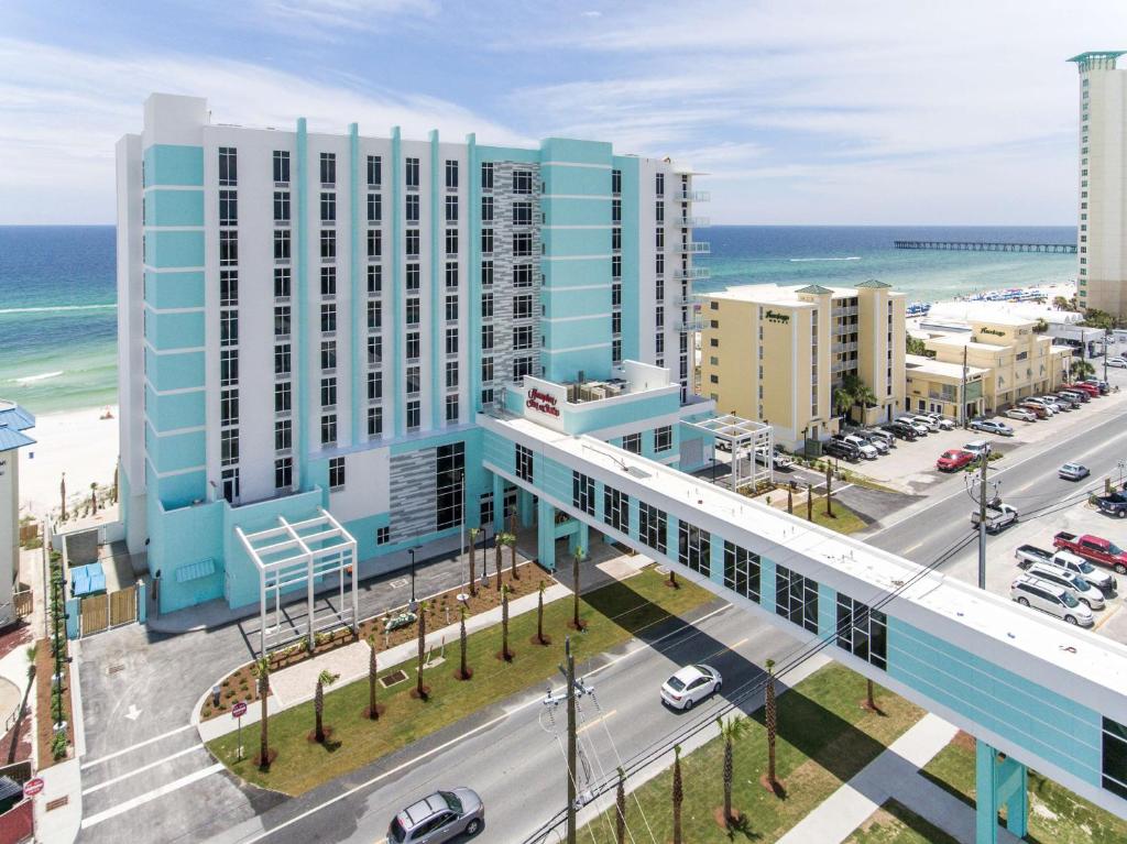 una vista aérea de un edificio situado frente a la playa en Hampton Inn & Suites Panama City Beach-Beachfront, en Panama City Beach