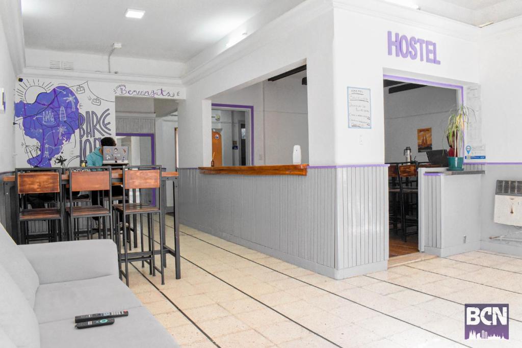 um restaurante com um bar e uma pessoa sentada num balcão em Barcelona Hostel em Mar del Plata