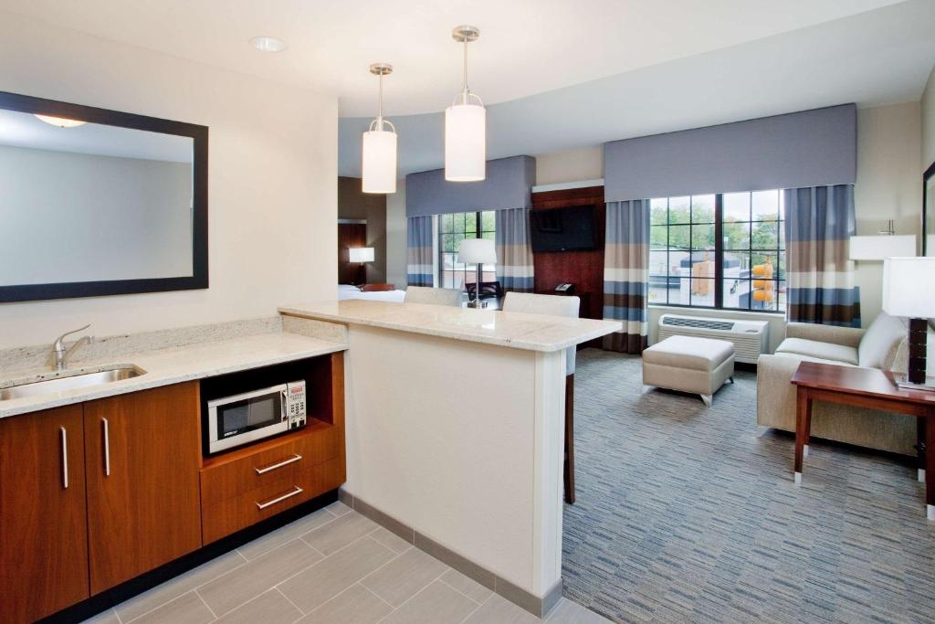 Hampton Inn & Suites Chapel Hill/Carrboro - King Studio Suite - Niet -roken