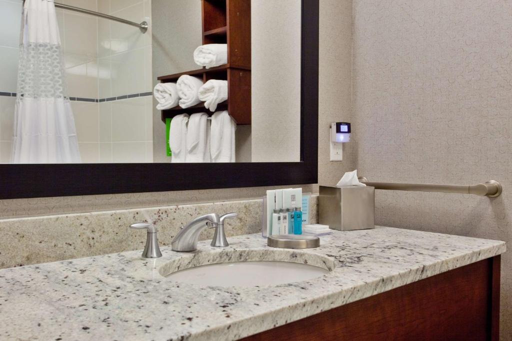 Hampton Inn & Suites Chapel Hill/Carrboro - King Room - Niet -roken