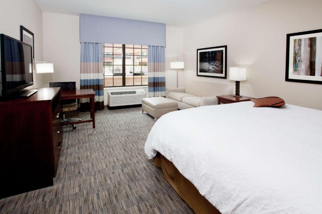 Hampton Inn & Suites Chapel Hill/Carrboro - King Room Met Bankbed - Niet -roken