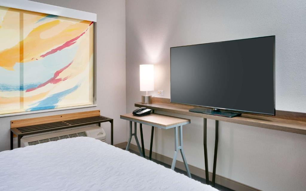 TV a/nebo společenská místnost v ubytování Tru By Hilton St. George