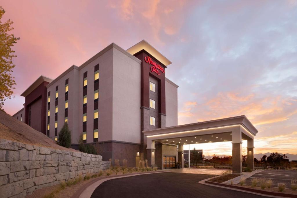 ein Hotel mit Sonnenuntergang in der Unterkunft Hampton Inn Salt Lake City Cottonwood in Holladay
