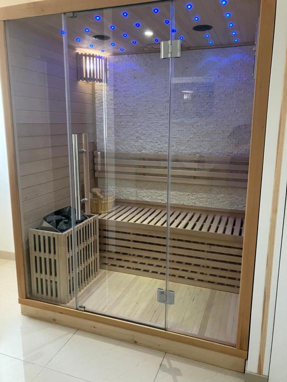 - un sauna avec une cabine en verre dans une pièce dans l'établissement Bien être à la campagne, à Le Mesnil-Amand